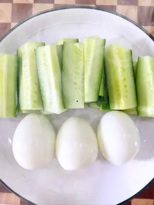 晚饭饿吃小瓜,小瓜解饿又美味