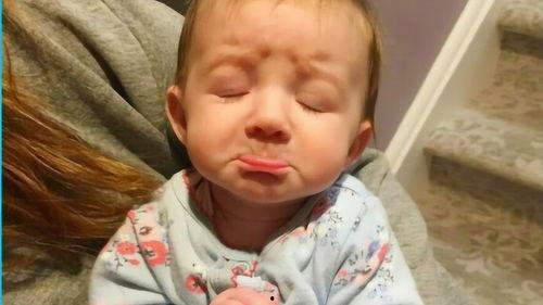 妈妈只顾吃瓜不管孩子,孩子呼唤关爱