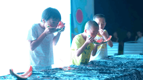 情侣蒙眼吃瓜图片,情侣间趣味吃瓜大作战