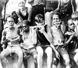 吃瓜群众宝宝拍照图,萌态十足引网友热议