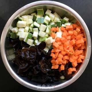 梦见自己吃角瓜打卤面,角瓜打卤面背后的神秘寓意