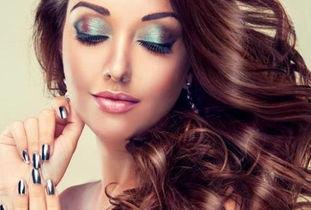 长头发女人吃瓜