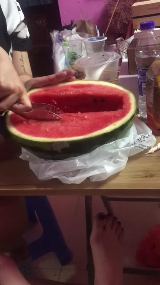 宿舍妹妹吃瓜,宿舍妹妹的瓜田奇遇记